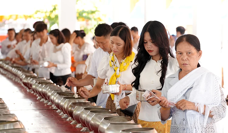 Understand the history of the Pchum Ben festival and the traditions of the Khmer people
